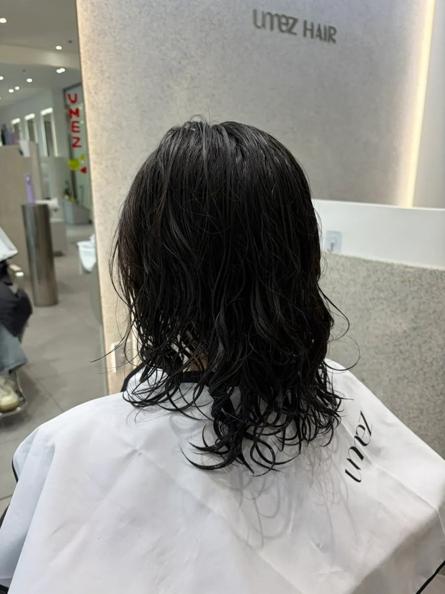 커트 전 거울 앞에 앉은 모습