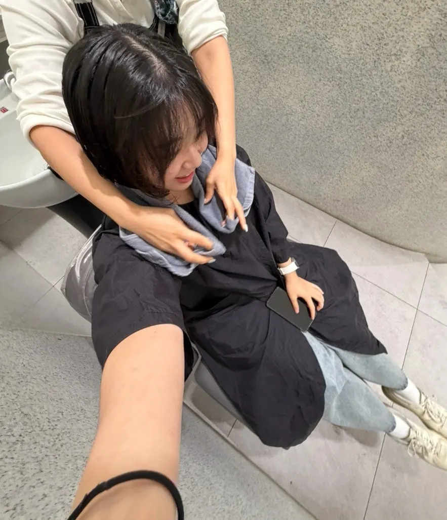 매직 시술 전 샴푸 받는 모습