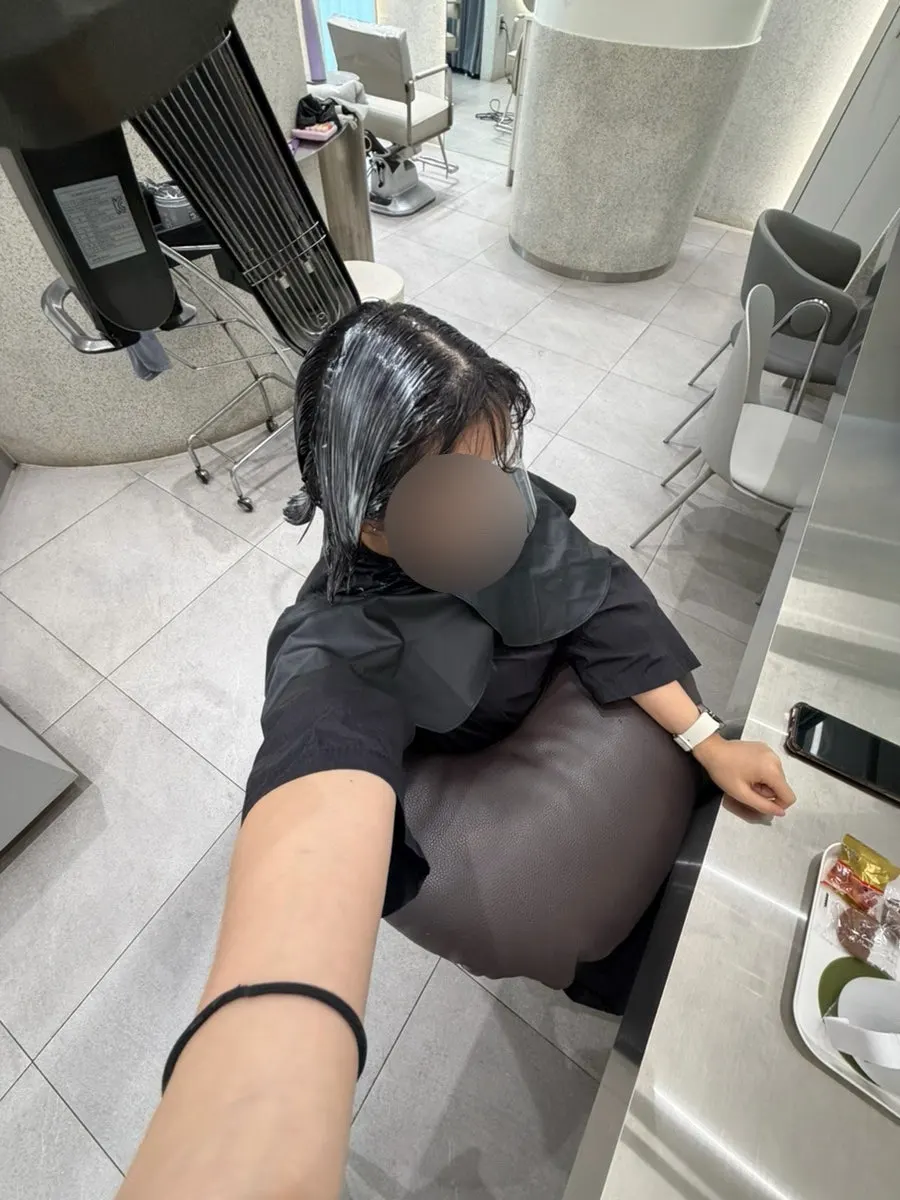 매직 약 도포 후 대기 중인 모발