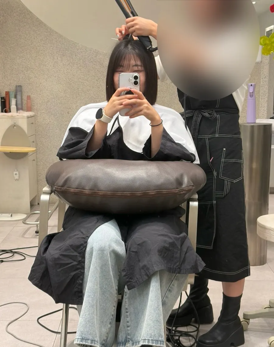 샴푸 후 매직 아이론 시술 장면
