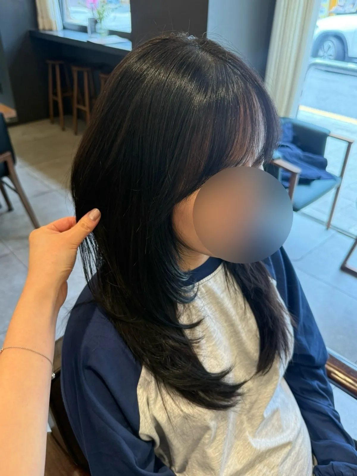 Introduction to a pregnancy-friendly toned-down color and layered cut