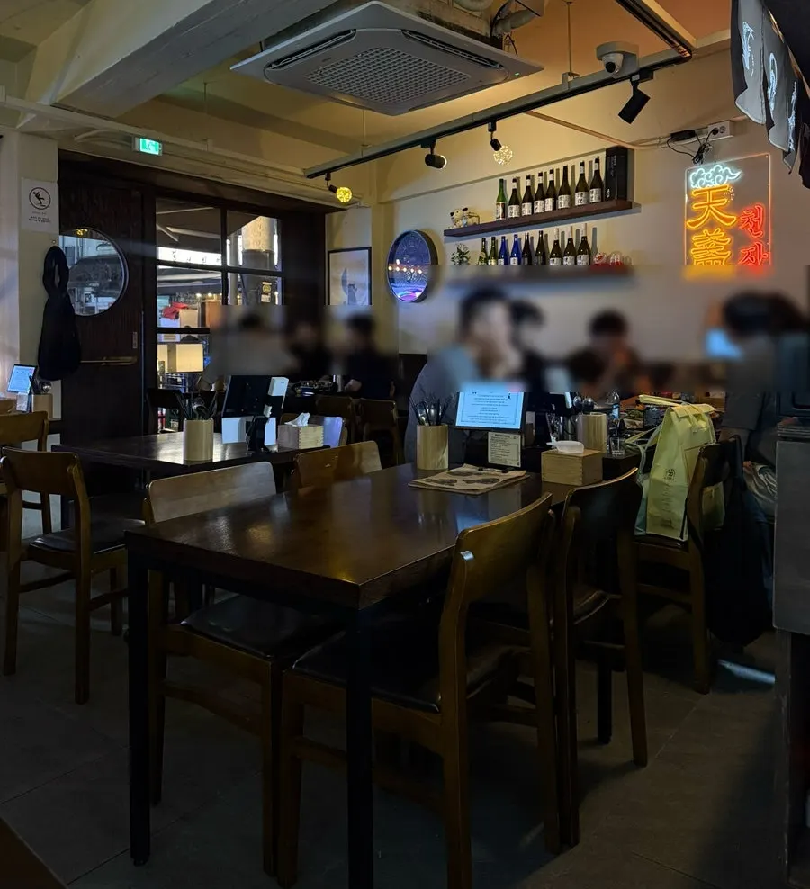 기본 과자 안주와 물, 앞접시가 놓인 테이블