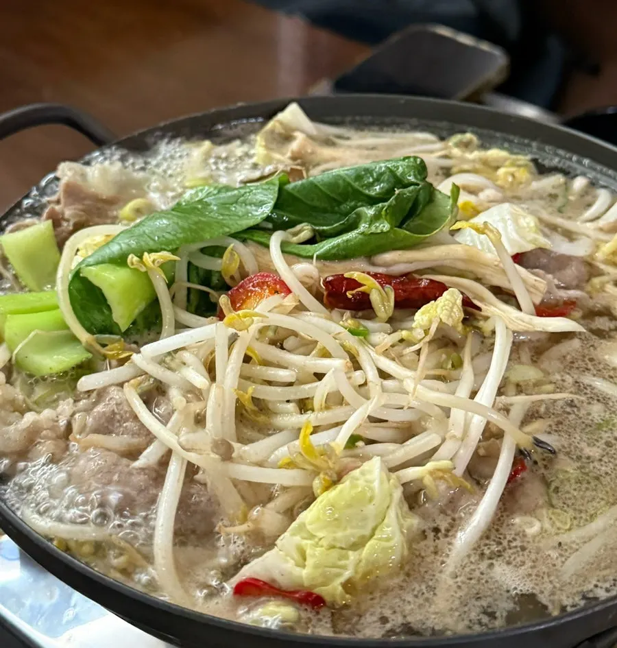 끓고 있는 하노이전골 클로즈업