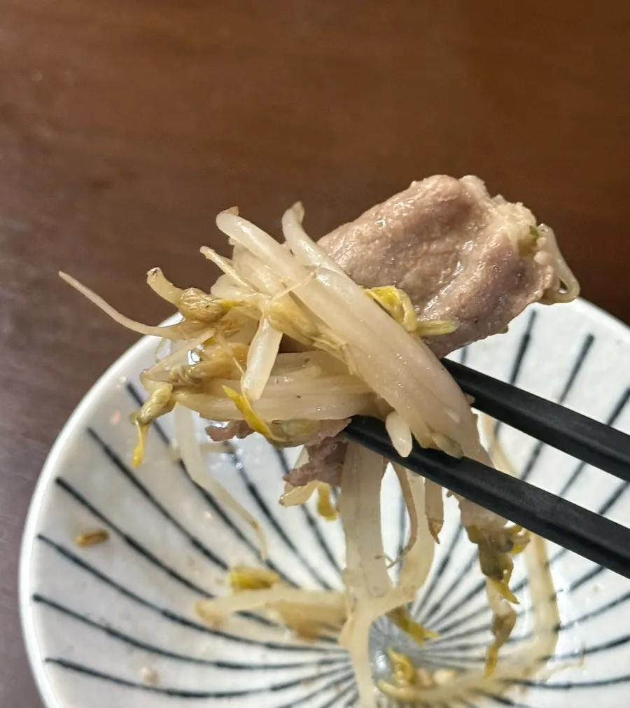 알배추와 숙주, 고기가 가득한 전골 건더기