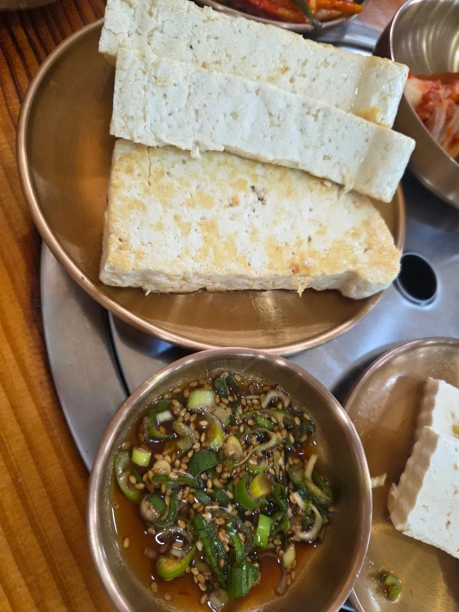 Suyuk served alongside janchi guksu