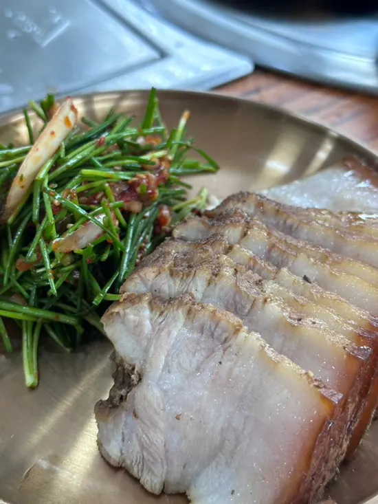 Cheonje Guksu's suyuk served in a bowl