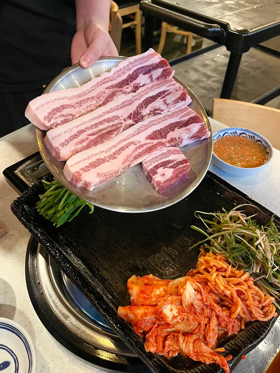 배추김치와 미나리를 함께 굽는 불판