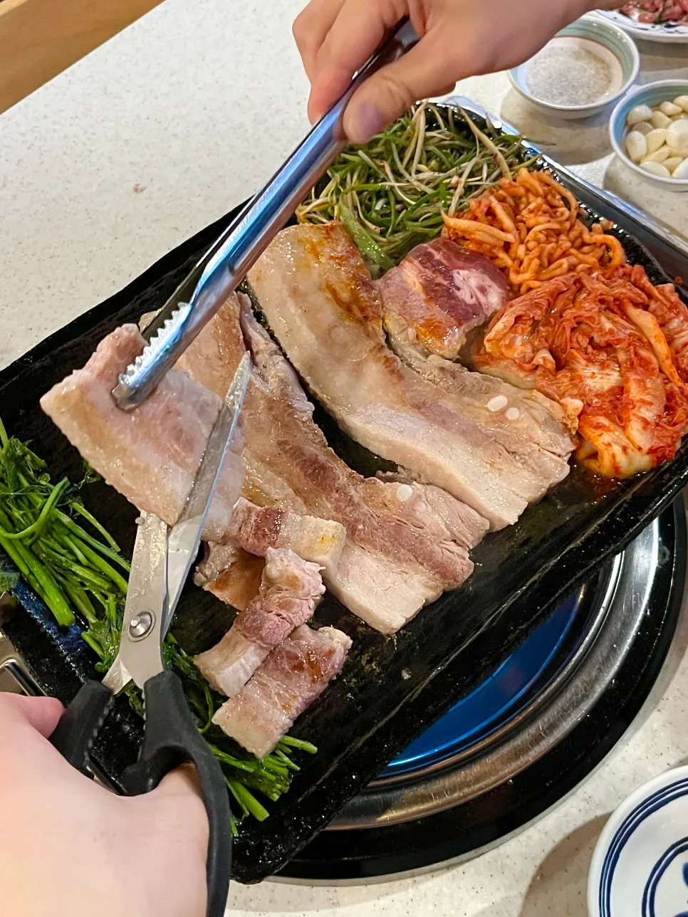 불판에서 노릇하게 익는 삼겹살
