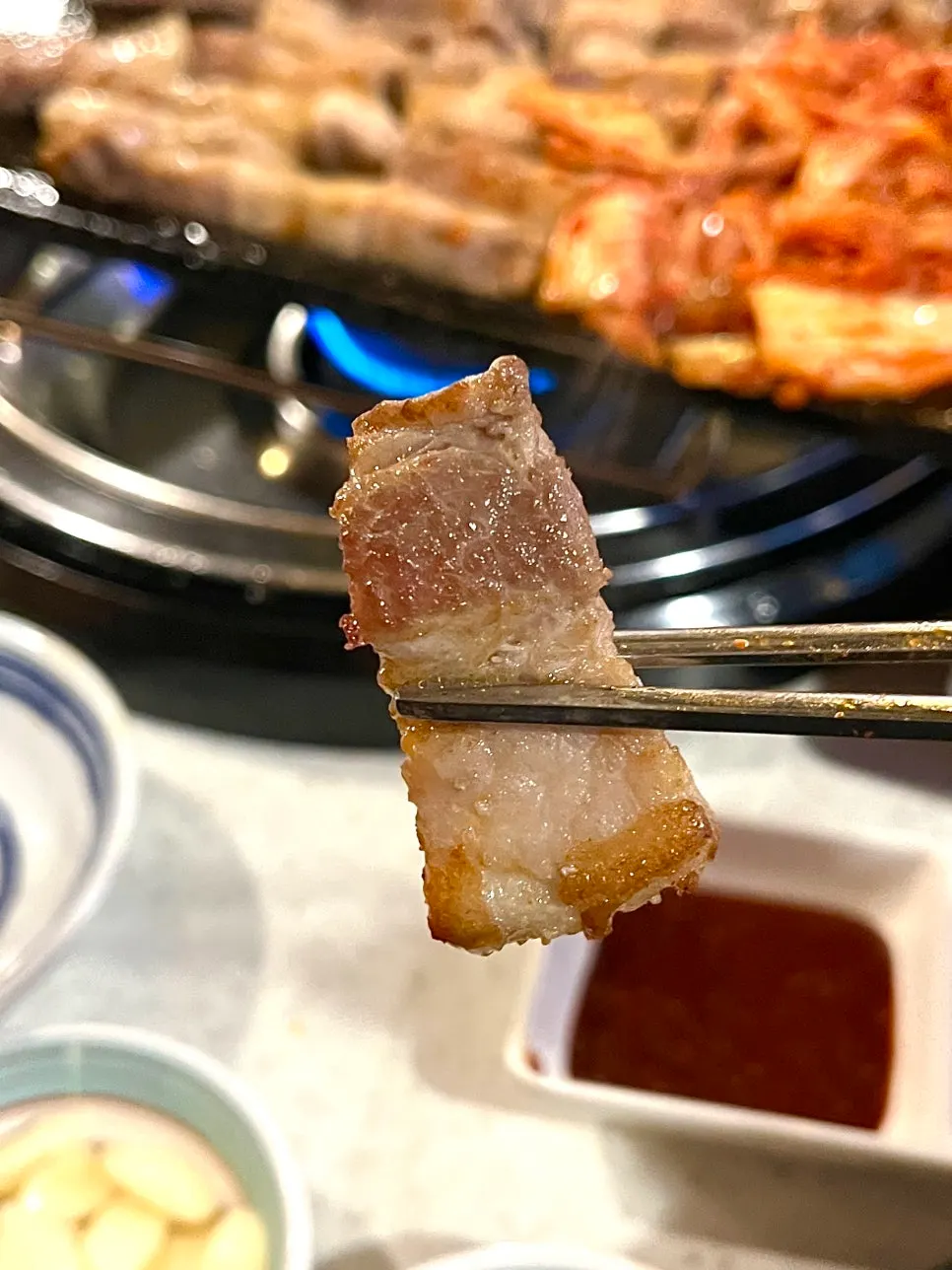 소금에 찍어 먹는 삼겹살 첫 점