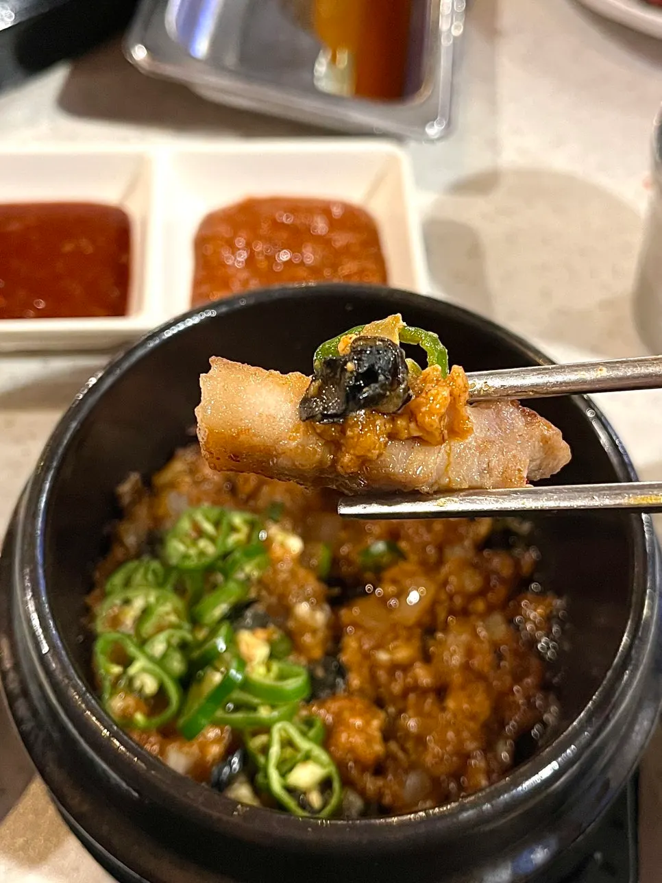 육즙이 남은 삼겹살 단면