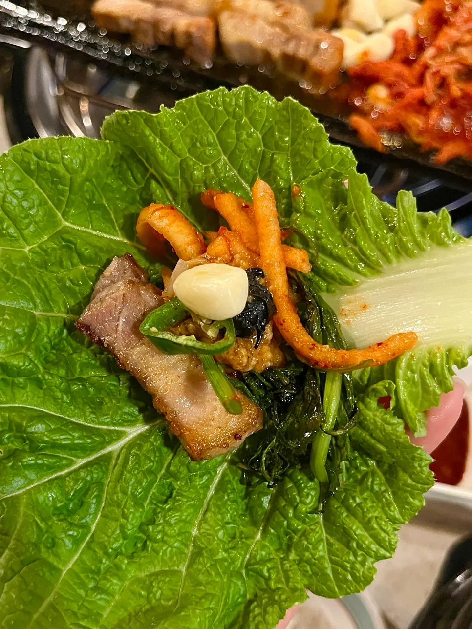 지방과 살코기 밸런스가 보이는 고기 한 점