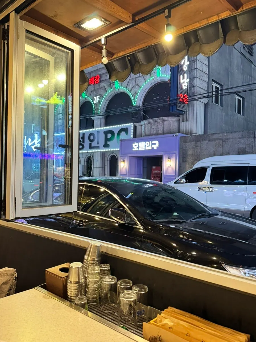 천포회관 안쪽 좌석과 룸 방향 내부
