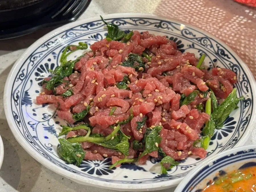 기본 찬으로 나온 육회