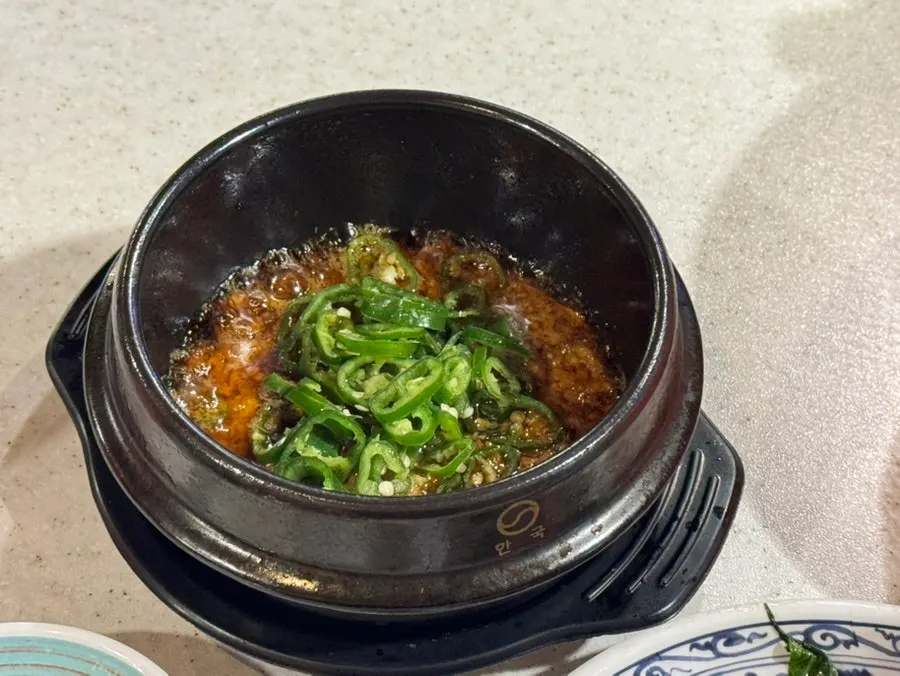우렁쌈장과 마늘 등 곁들임 반찬 한상
