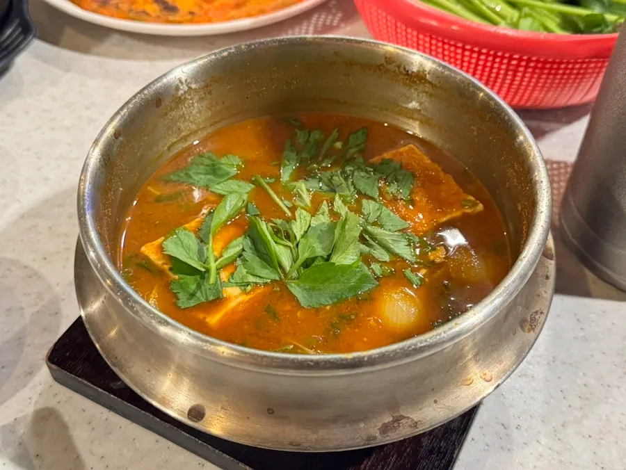 미나리와 두부가 들어간 미나리 된장찌개