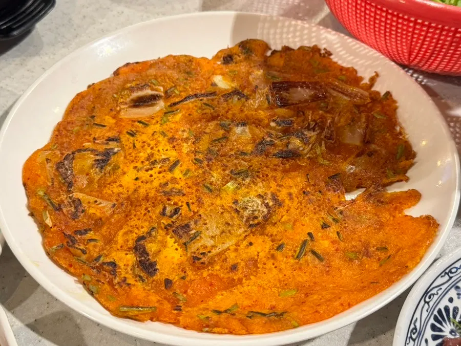 셀프 코너에서 굽는 김치전