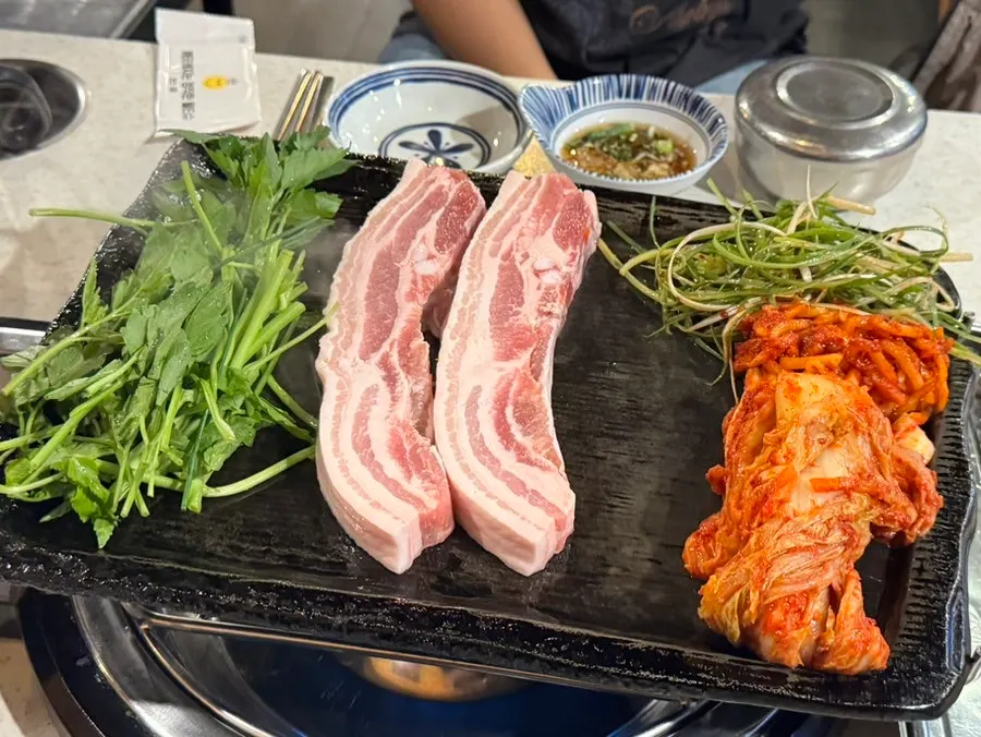 불판 위에 올린 돈삼겹살 2인분