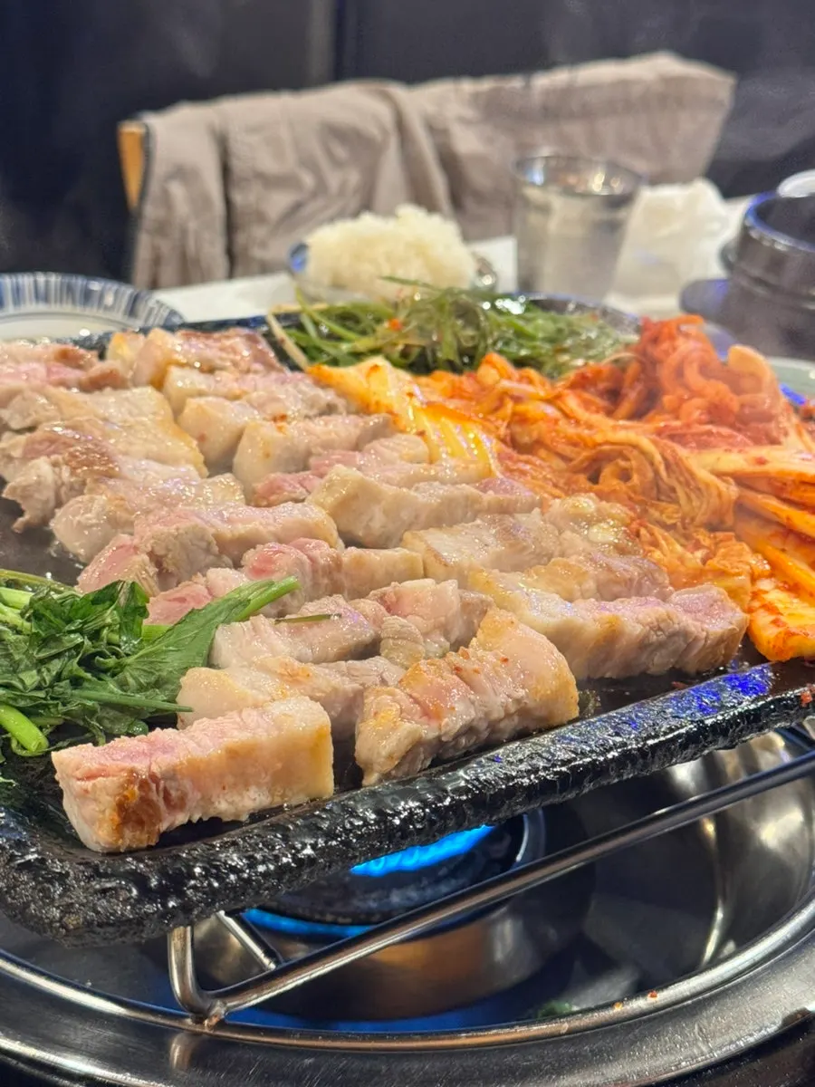 노릇하게 익은 두툼한 숙성 삼겹살