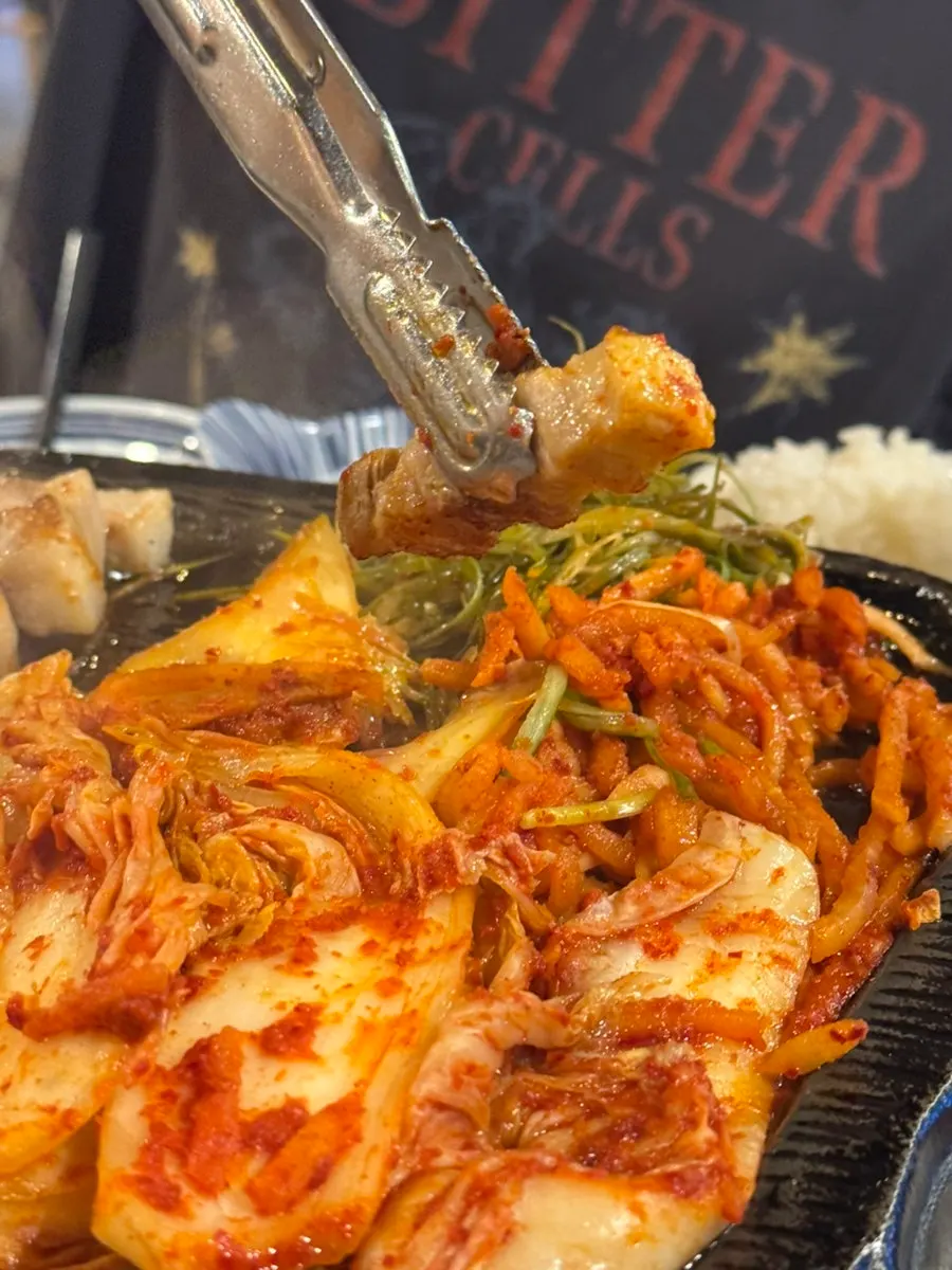 삼겹살과 미나리를 함께 집은 모습