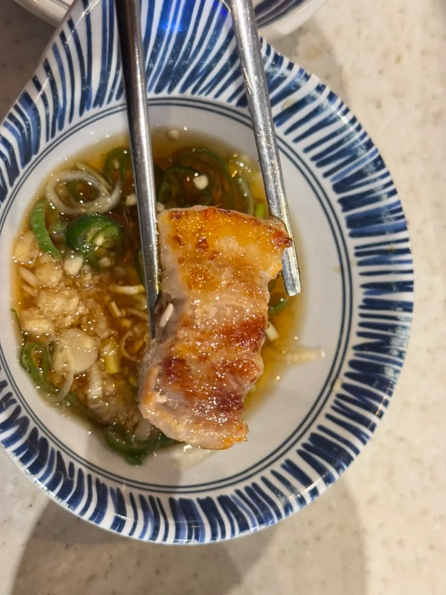 구운 김치와 삼겹살 한 점