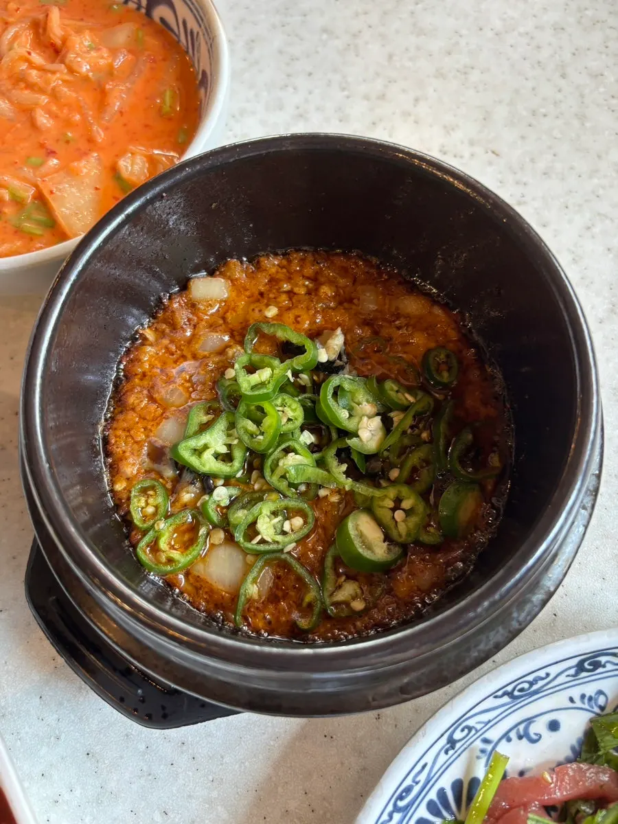 주문한 삼겹살 2인분과 소고기 말이 메뉴