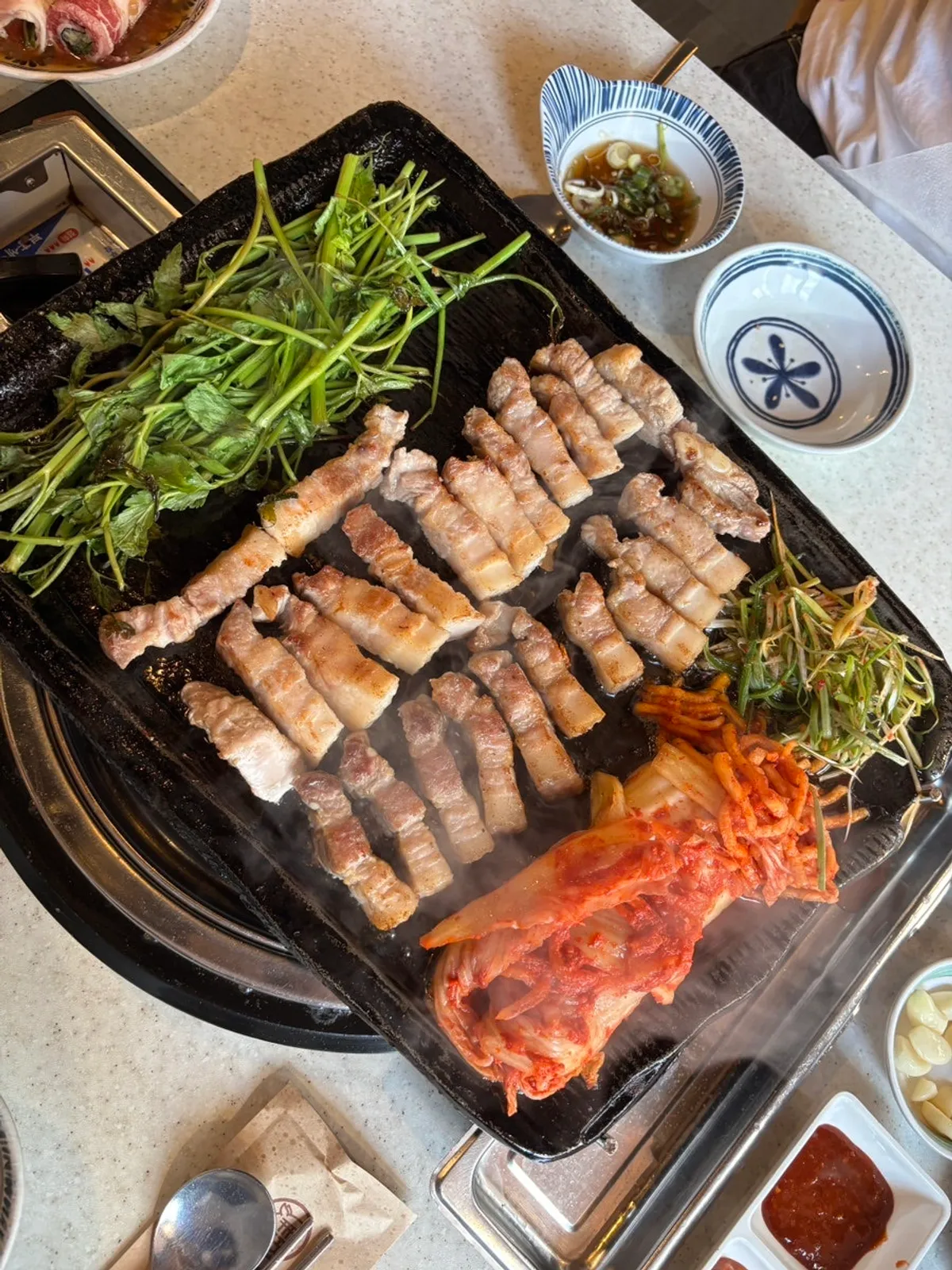 천포회관 기본 육회와 밑반찬 구성