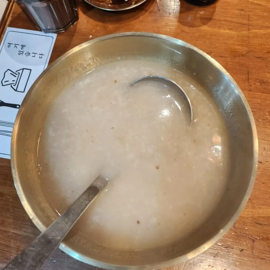 Full spread of Snow Mushroom Wild Ginseng Eel with snow mushroom and wild ginseng-cultured root