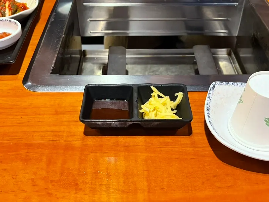 Side dishes and wrap greens served with the eel set
