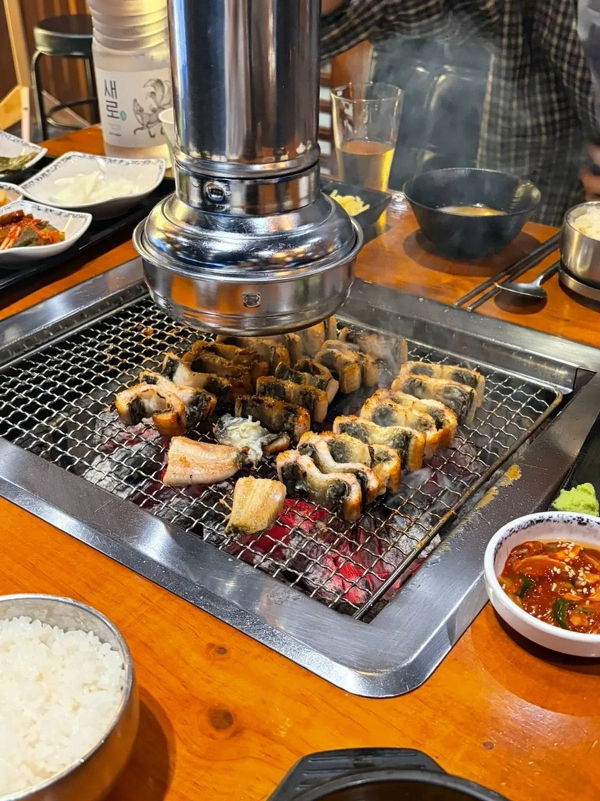 Grilled eel cut into bite-sized pieces and neatly arranged