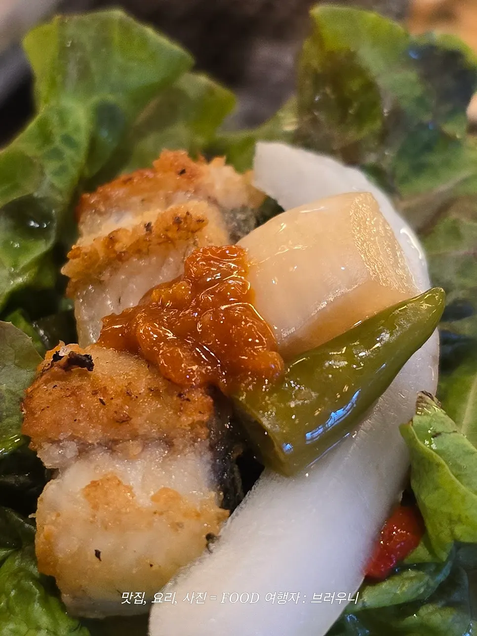 Stone-bowl sushi topped with eel