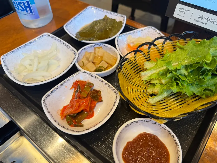 Table set with the basic eel set for two