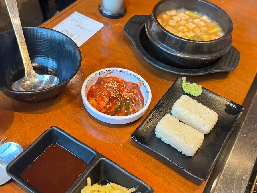 Table with additional side menu items ordered