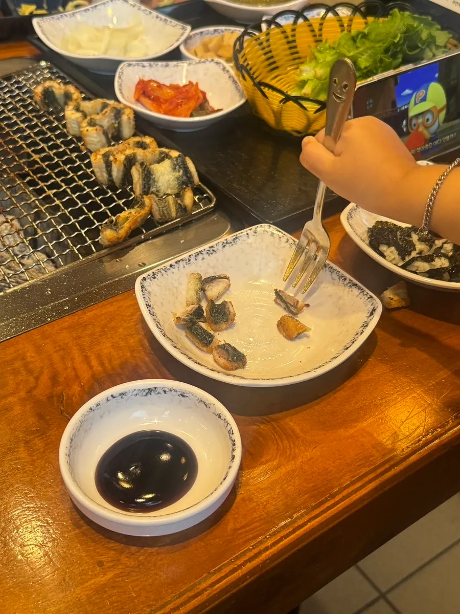 Kids' tableware and eel set in front of the 30-month-old