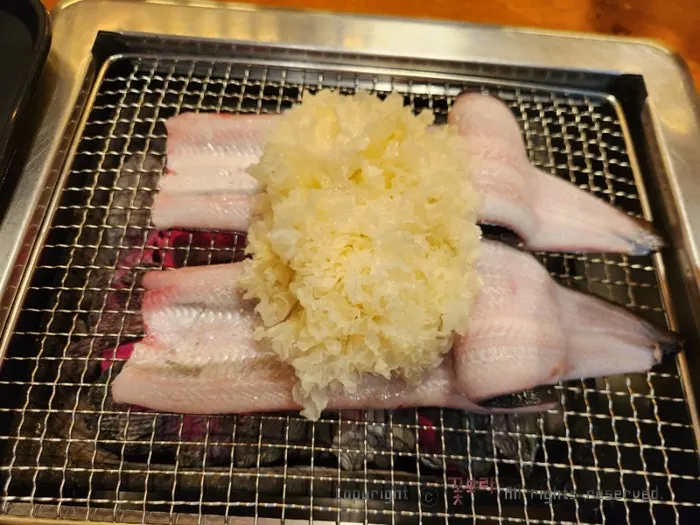 산삼배양근과 고추채장아찌가 놓인 반찬 접시