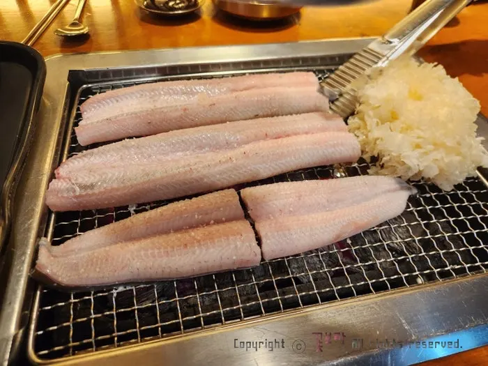 숯불 위 민물장어와 큼직한 흰목이버섯