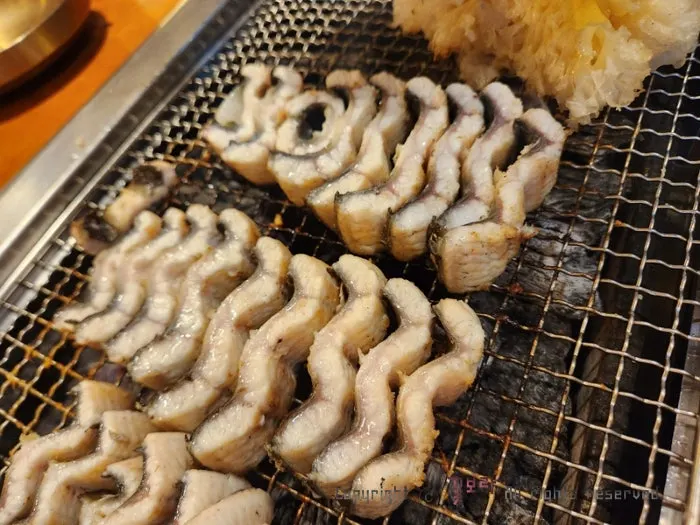 직원이 구워준 장어와 익은 설화버섯