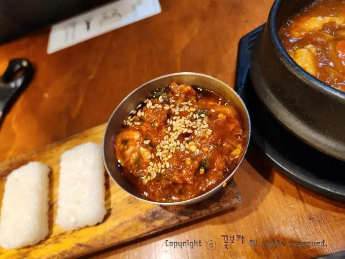 노릇하게 구워진 민물장어 한 판