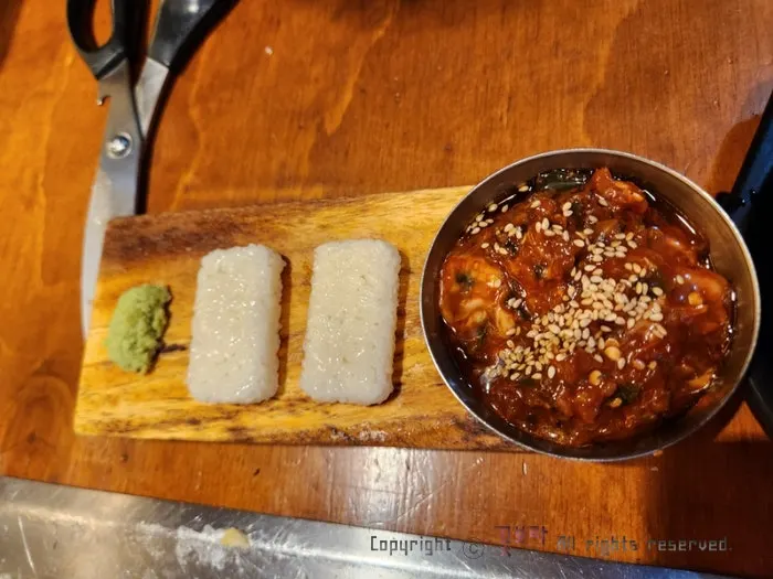 된장찌개와 돌초밥 2피스, 어리굴젓 구성
