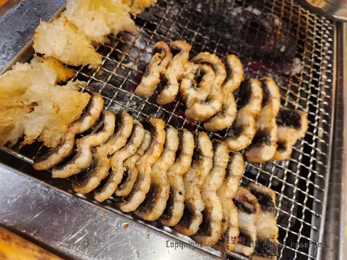 장어꼬리를 올린 돌초밥과 와사비
