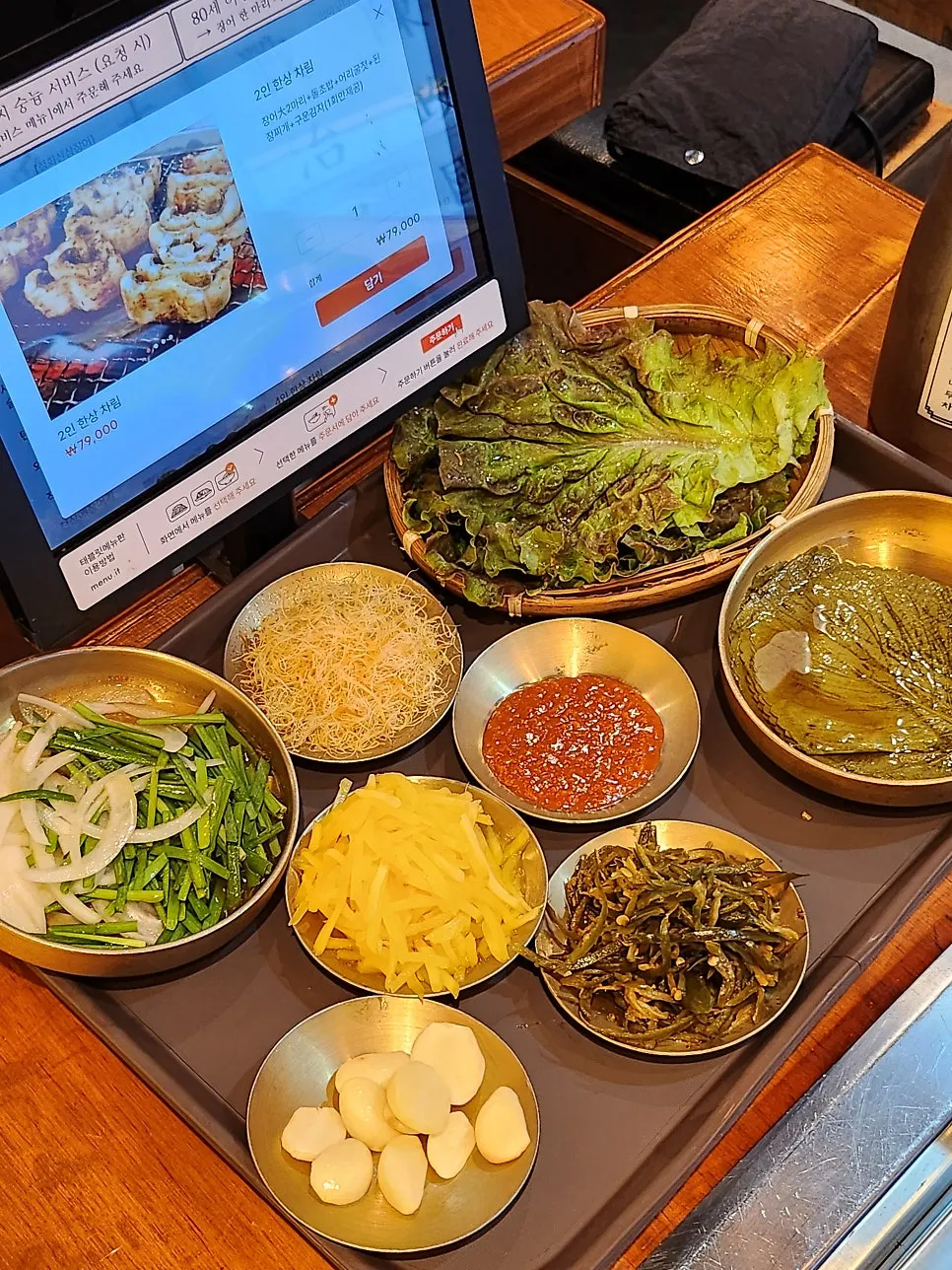 Table spread of the Charcoal-Grilled Snow Mushroom Wild Ginseng Eel 2-Person Set