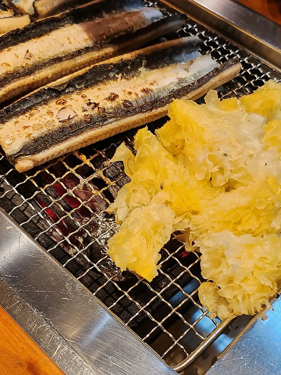 Plate of white snow mushroom and cultivated wild ginseng root