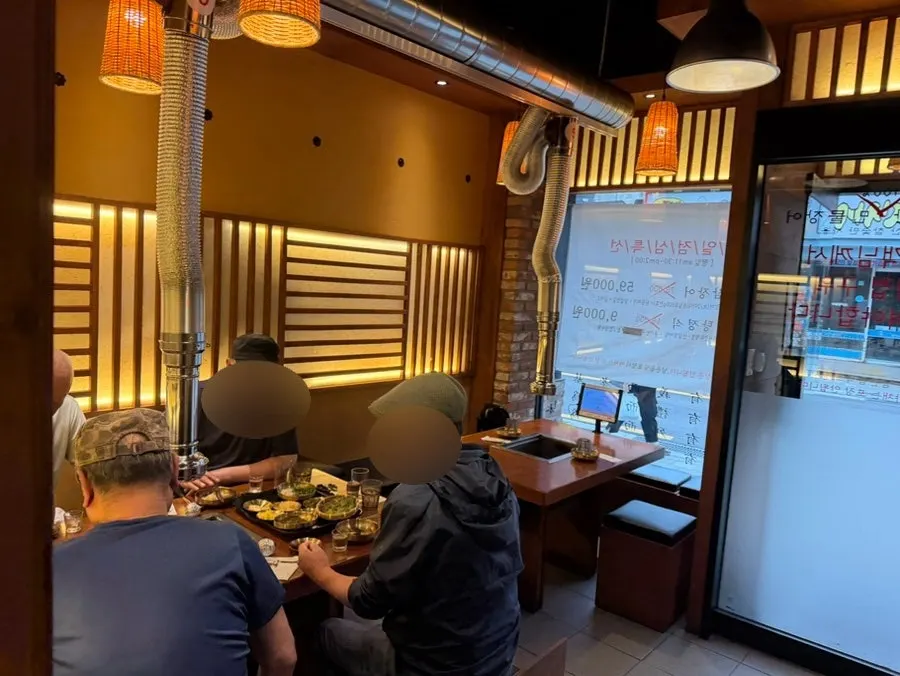 Interior with 4-person tables as the main seating layout