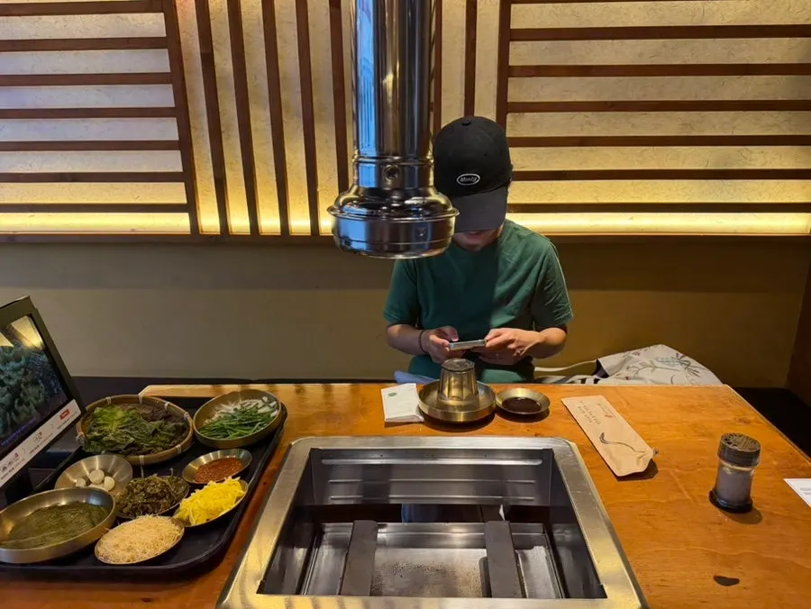 Full spread of the charcoal-grilled snow mushroom wild ginseng eel 2-person set