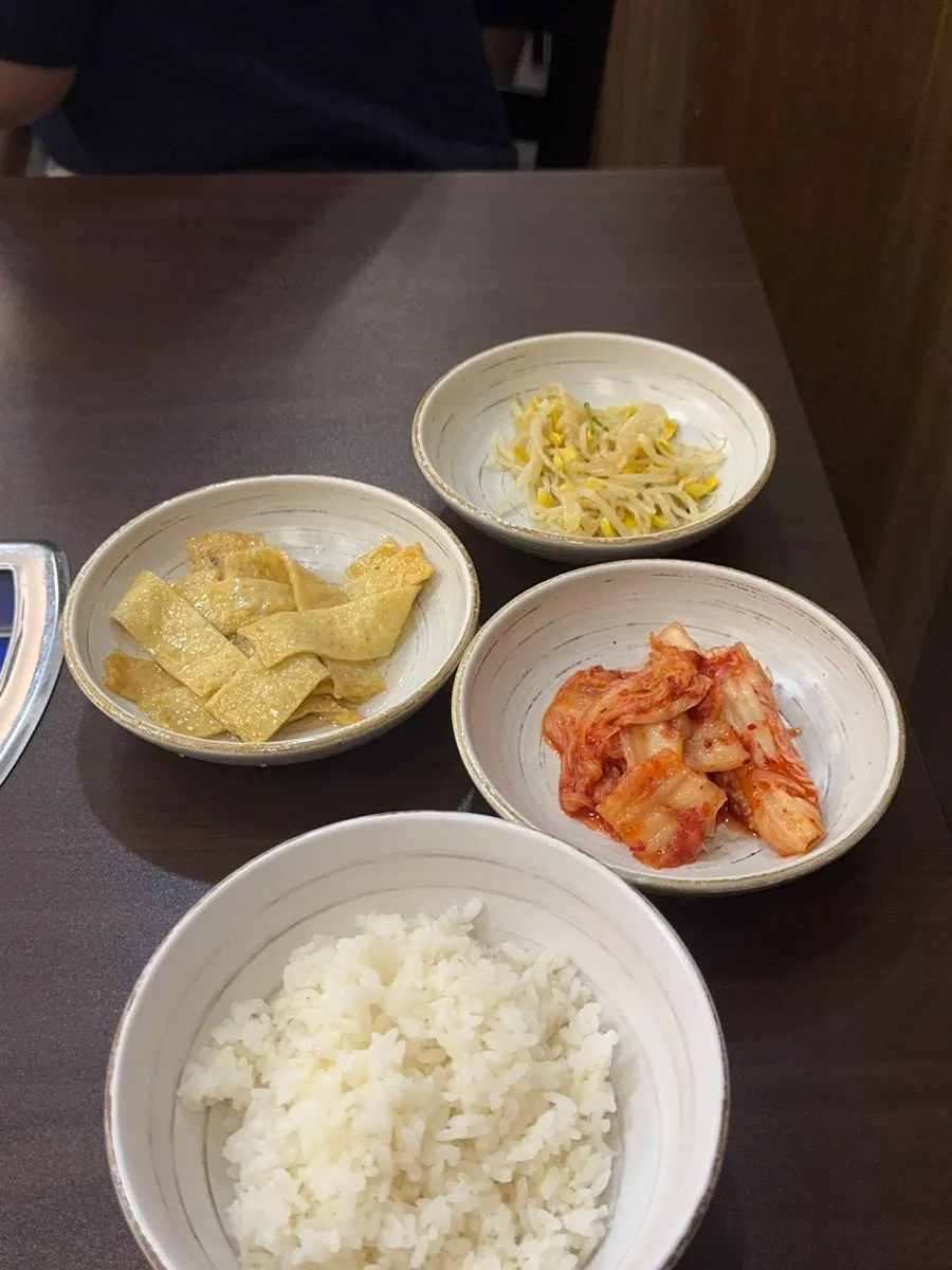 Table set for the Songtan budae-jjigae for 4