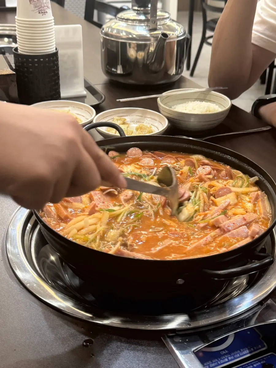 Finished pot of Songtan budae-jjigae with completed broth