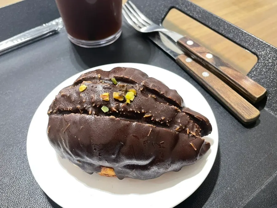 두바이 초코 소금빵과 주스, 아이스 아메리카노 세팅