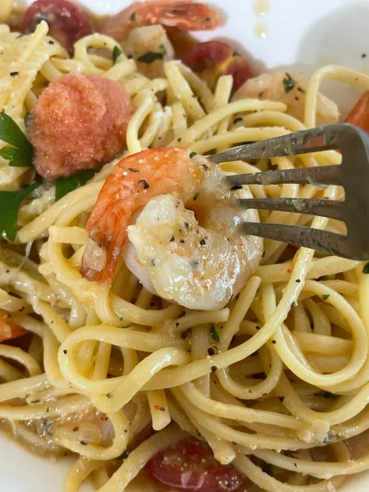 Plump shrimp in the oil pasta