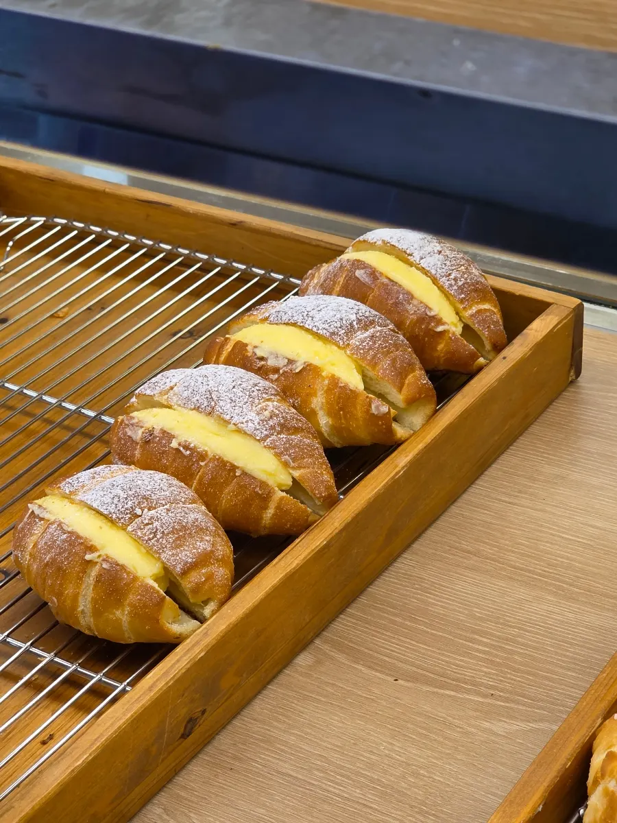 Chat Baker's bread display case with automatic doors