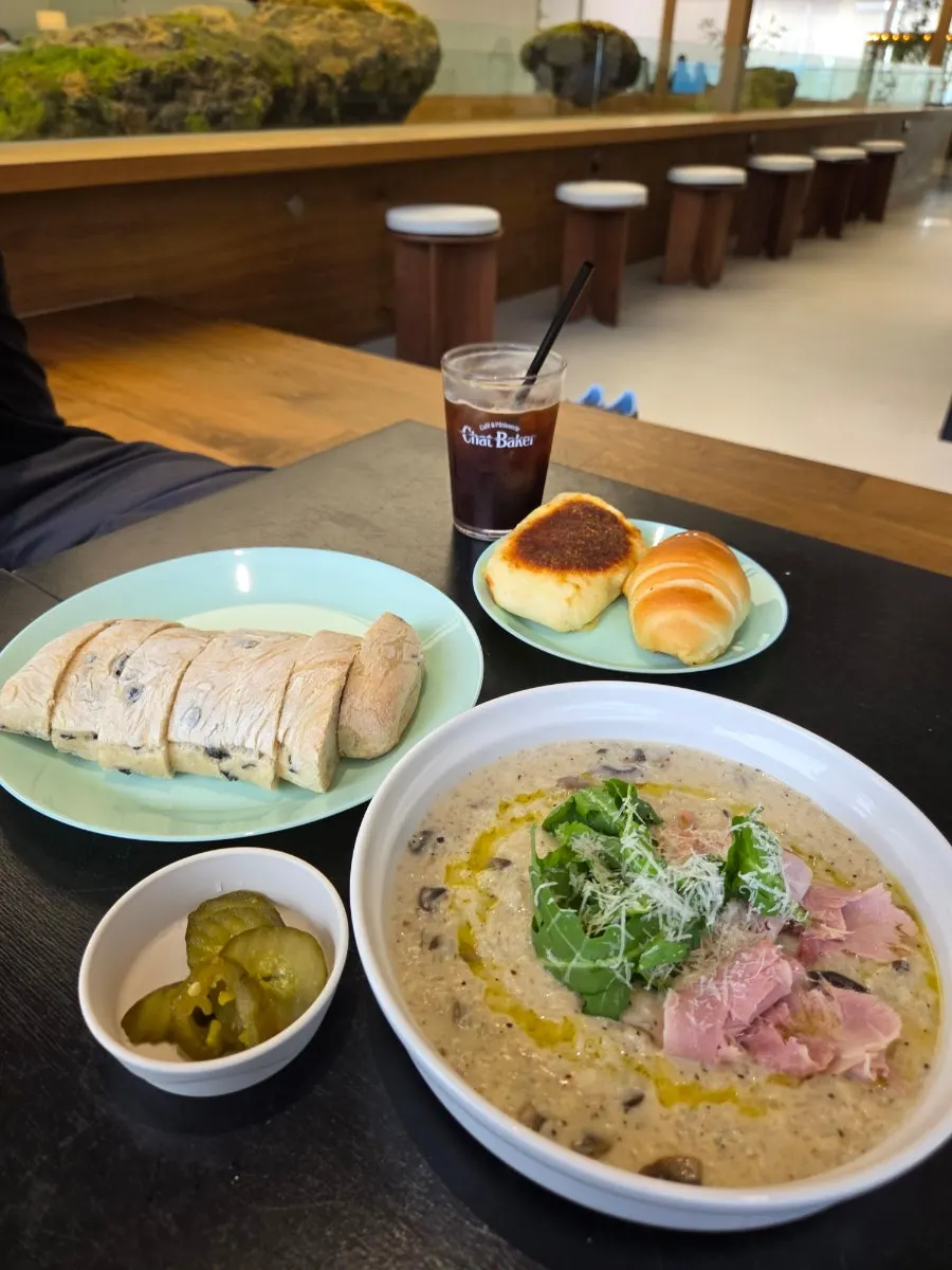 Table set with the ordered drinks, bread, and risotto