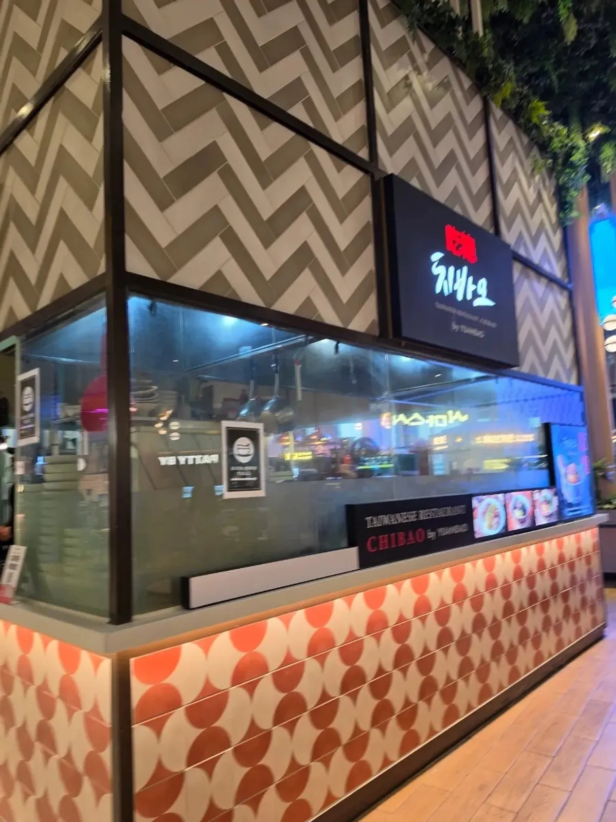 TAIWANESE RESTAURANT CHIBAO 간판이 있는 오픈형 매장